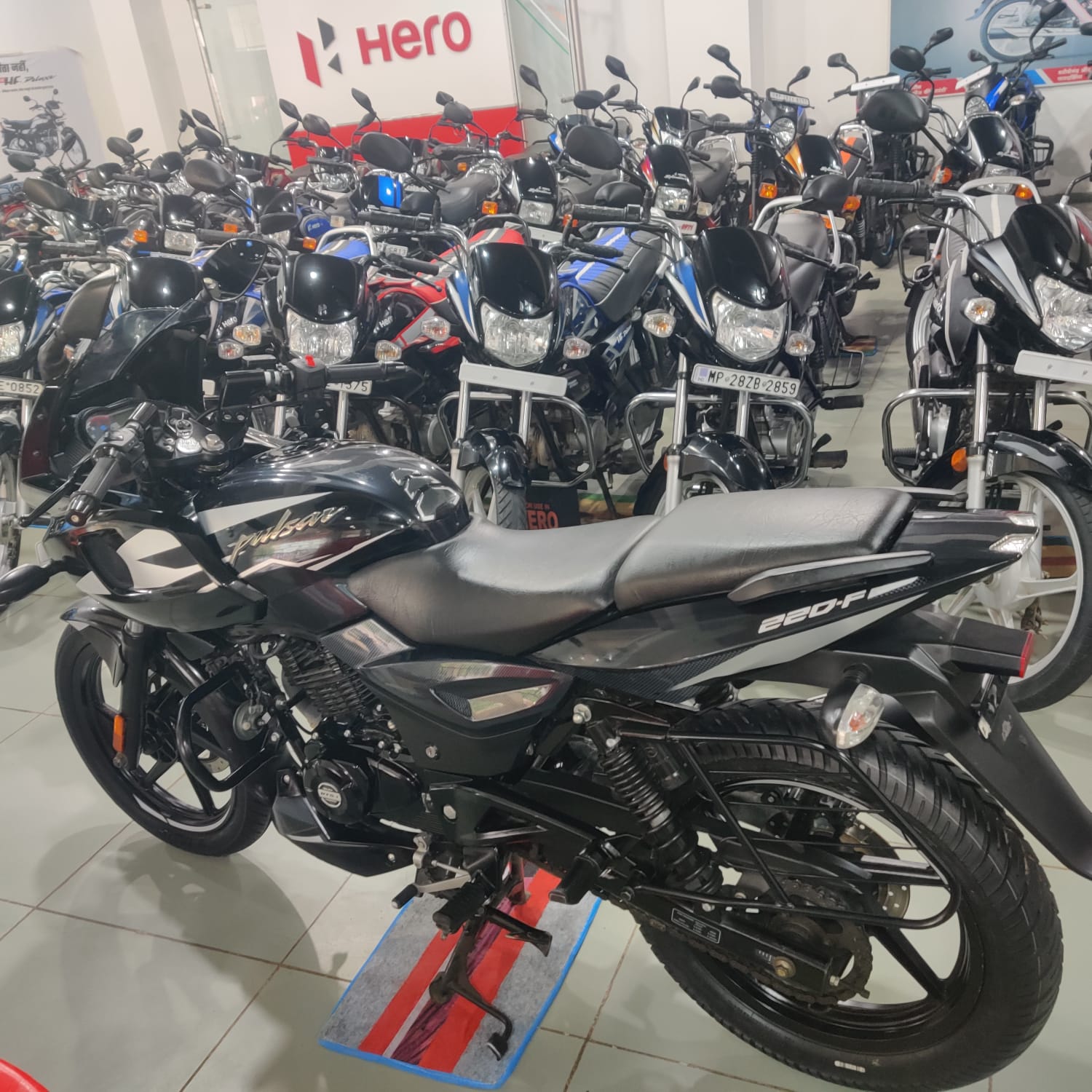 Satkar Hero Sure Buy Second Hand Bajaj Pulsar 220 Black in Chhindwara Powerful Sporty